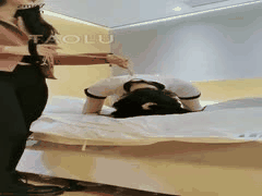 SM女奴调教合集：窒息勒脖、舔脚深喉、踩踏羞辱与犬化训练