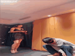 短发气质女王笼中调教：男奴舔脚辱骂踩踏，SM女王范十足