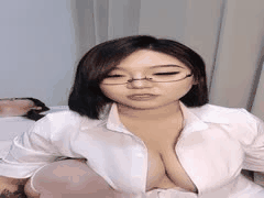 巨乳双萝莉猫咪调教：舔奶狗爬滴蜡抽打跳蛋高潮