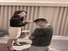 筱月重度SM调教直播：踩踏数据线鞭打极致刺激