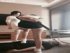 维妮双S重度调教：耳光狂扇+运动鞋高跟踩踏+喂口水SM盛宴