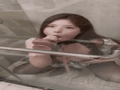 油亮黑丝骚母狗被主人调教：深喉口交狂野挨操