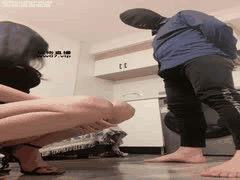 甜一高跟女王SM调教：坐脸耳光膝顶裆超短裤玩弄狗奴