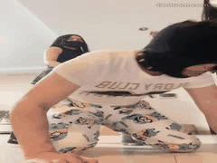 内地女主艾拉直播调教厕奴：叼厕纸清垃圾桶，胶带封嘴强制清洁