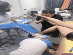 女老师女同学联合调教男M！踩踏舔脚耳光遛狗全套SM重口玩法#桃幼幼