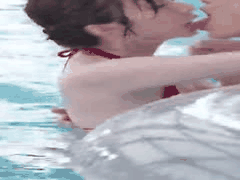 度假泳池NTR：人妻在阳光池水中彻底沦陷，背德出轨中出巨乳诱惑