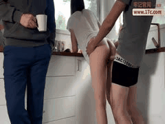 绿帽丈夫眼睁睁看着娇妻被年轻小伙后入猛操！猎奇熟女日本AV