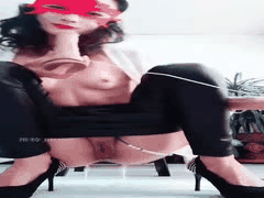 70后美妈妈皮裤诱惑：珍珠丁字裤喷水高潮