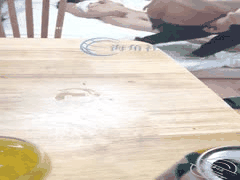 厨房绿帽激情：单男狂操人妻，老公端啤酒旁观呻吟四起