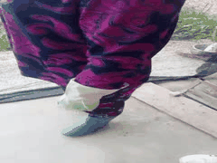 户外勾引农民夫妻！少妇拖拉机旁脱裤口交，大哥老婆推臀助阵4P大战