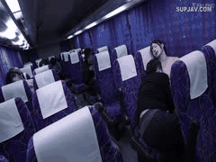 夜行巴士上的秘密痴女！篠宫瑠衣悄然骑乘怯懦男子，大胸纤瘦人妻的游击激情