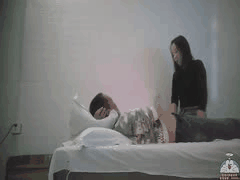 按摩店熟女技师激情侍奉韵味人妻，跪地果冻口交后被按床猛干眼神失控