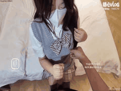 喵叽小糯JK制服足交诱惑：为游戏皮肤献身，无套猛干内射灌满骚穴