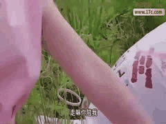 钓鱼途中饥渴妹妹尿尿勾引亲哥，禁忌兄妹乱伦激情爆发