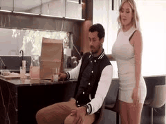 饥渴熟妈勾引儿子好友乳交内射，欧美巨乳极品诱惑！