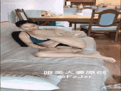 风韵犹存人妻一家乱伦：儿子带友玩弄母亲，舔阴口交骚浪极致