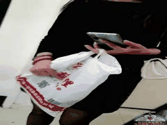 母子禁忌乱伦：水杯下药迷奸妈妈，厨房撩裙后入大肥臀一线天