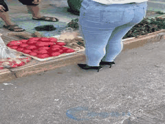 姐弟禁忌乱伦：强迫姐姐穿开档丝袜出门买菜，太刺激了！