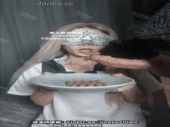 哥哥射精滴落巧克力，妹妹吞食沾满精液的甜蜜诱惑