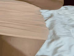 大哥出门瞬间，我狂野拉嫂子上床撕衣激战，雪白胴体尽露！