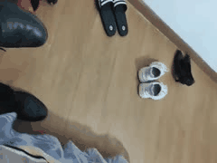 媳妇电话中，我继续猛插岳母！让她忍住呻吟不露痕迹