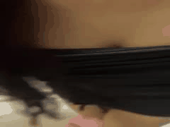 爸爸出门加班！客厅强上性感妈妈，谁知爸突然归来中断激情