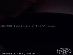 儿子亵渎语言刺激母亲敏感身体，激烈抽插引发高潮狂颤