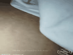 海角社区：儿子掀开熟母被子揉捏大腿内裤，忍不住扒开舔逼狂吞骚味