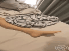 惊魂乱伦：儿子舔妈翘臀私处险被翻身发现，强行插入前戏高潮