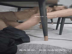 相依为命母子禁忌初体验：首次与妈妈激情做爱真实分享 - 第一部《餐桌下的妈妈》