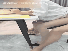 相依为命母子激情：妈妈高跟鞋站立扭腰，骚水黏糊持久大战