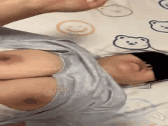 巨乳表姐上门蹲舔鸡巴！邻居险撞破，尿急后床上狂操奶子骚话连连