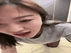 黑丝熟女喷水高潮：啊啊爸爸骚逼好痒，振动棒猛插狂尿