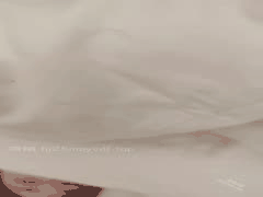 清晨潜入偷袭熟睡母亲：抚摸蹂躏至淫水横流，醒来羞红耳赤的禁忌兴奋