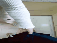 后妈蹲地翘臀诱惑：忍不住摸逼内射高潮，反向勾引剧情