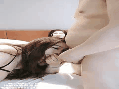 丰满熟女媚态撩人：继父揉捏爆乳颤动，表弟偷窥湿穴淫乱，道具狂插喷汁浪叫求饶