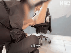 舅妈的禁忌爱情：办公室乱伦狂欢，尿液喷射足交高潮