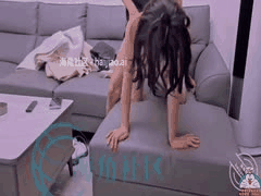 海角母子禁忌：沙发熟睡妈妈被儿子从后猛顶，滚烫浓精灌满子宫