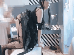 暗黑萝莉跪姿诱惑：黑洛丽塔小母狗等主人调教