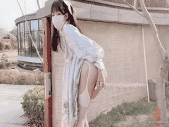 双马尾小萝莉白虎少女：平胸却藏诱人美穴与可爱服装