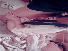 表妹同学浴后惊喜：粉嫩白虎一线天学生妹，湿透粉穴狂插口爆高潮！