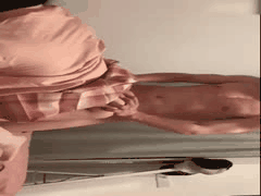 双马尾萝莉学妹跪翘雪臀狂迎肉棒！粉穴湿漉高潮喷汁，骑乘狗爬轮番操翻尖叫求饶