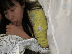 娇小美胸萝莉的调情诱惑：深情口吞与骑乘内射高潮