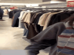 试衣间偷情：萝莉少女白虎骚穴被猛捅，口爆吞精镜前狂欢