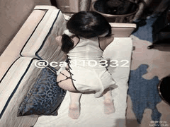 00后极品萝莉反差婊：JK短裙调教白虎嫩穴，自慰道具诱惑秀