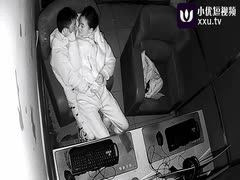 网吧包厢偷欢刺激！学生情侣与萝莉少女的禁果快感