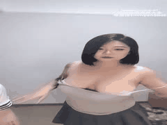 双萝莉爆乳诱惑：舌吻吮乳滴蜡鞭打，跳蛋道具狂插蜜汁喷涌高潮