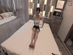 B杯娇小教师的羞涩觉醒：插入瞬间本能爆发，三次射精让她彻底沦陷！