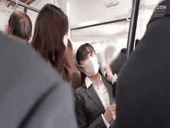 熟女痴女大胆勾引：同龄女人轻触即勃起，女友在旁也毫不退缩