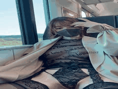 地铁露出挑逗：韵味少妇内裤暴露被咸猪手玩弄，极致享受大胆透视